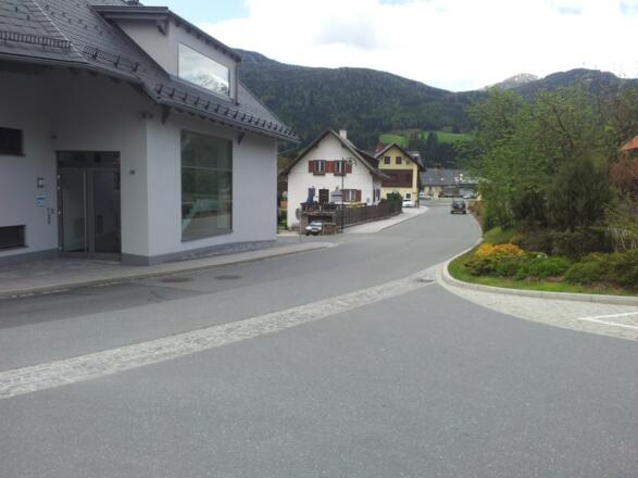 nach dem Haus rechts in Straße abbiegen und Straße folgen