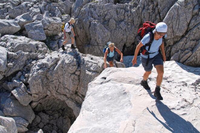 Vorsicht vor den Dolinenschächten am Hochplateau, die teilweise mit Altschneeresten gefüllt sind.
