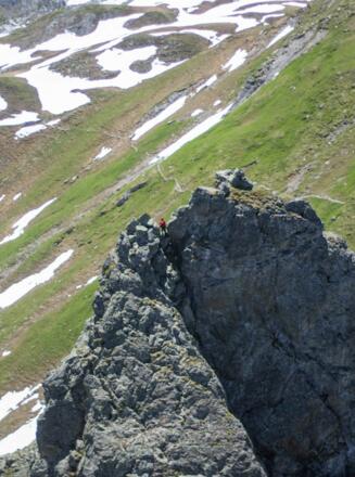 Den Gendarm hinter dem Gipfeln. Man muss oben durch den Spalt durch. 
