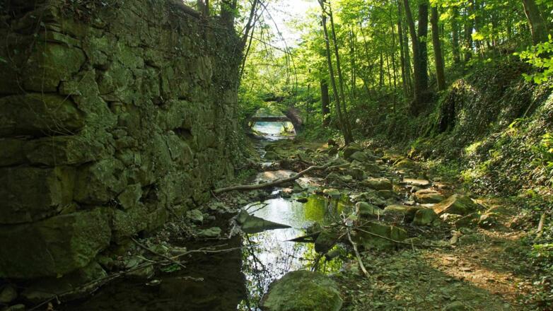 Rückblick auf die Untertunnelung der Eisenstraße, links nebenan die verallenen Reste der alten Eisenstraße.