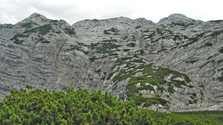 Rückblick vom &quot;Einser&quot; zum Zwölferkogel: der Zugang zum &quot;Einser&quot; erfolgt über die Rinne am rechten Bildrand