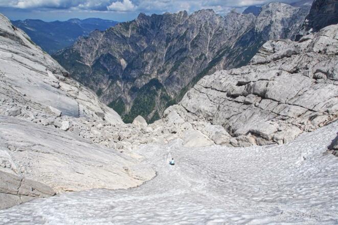 Altschneefelder im Grießkar die zum Abrutschen einladen, im Hintergrund der Hetzaukamm