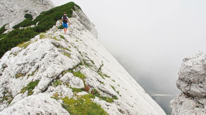 Steile Platten mit Tiefblick erlebt man am Weg hoch zum Zwölferkogel