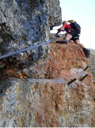 Extrem schwieriger, überhängender Einstieg (E)