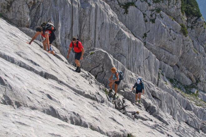 Scharfe Kalkformationen und rauhen Platten erleichtern den Aufstieg, entsprechend wird aber auch das Schuhmaterial beansprucht