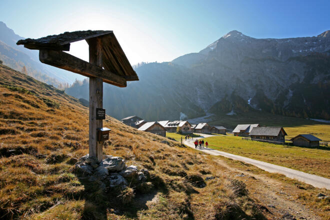 Das Marterl bei der Ursprungalm unterhalb der Steirischen Kalkspitze