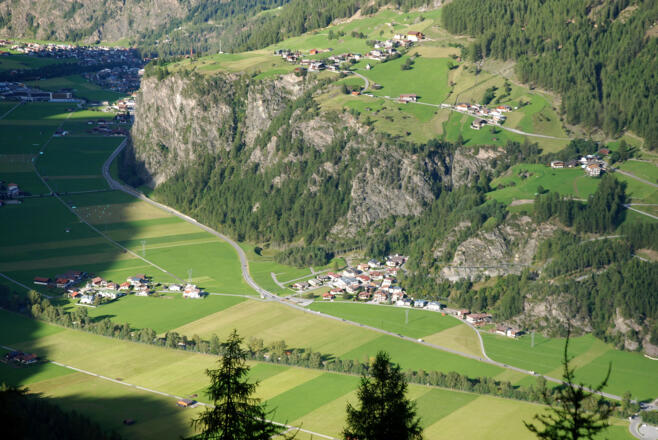 Blick vom Aufstiegsweg zum Hahlkogelhaus in Ötztal mit dem Burgstein