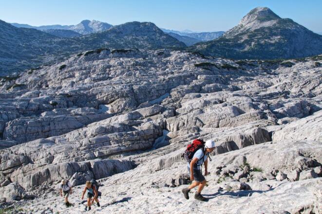 Blick nach Süden auf die Karsthochfläche: rechts der Elm, links der Bildmitte im Hintergrund die Weiße Wand