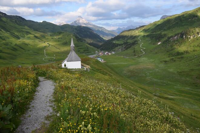 Kapelle am Simmel mit Blick Richtung Warth