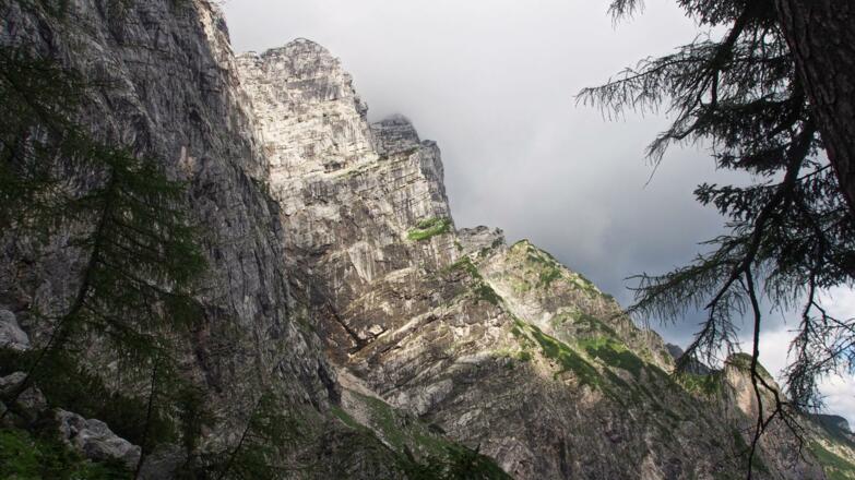 Einblicke in die Nordwände der Almtaler Sonnenuhr; hier ziehen einige alte Kletterrouten durch
