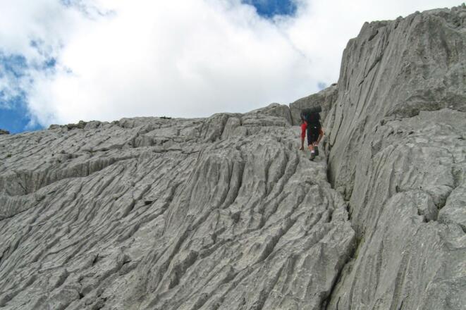 Freie Spuranlage je nach Belieben im Plattengelände: von der alpinen Begehung bis zur freien Kletterei alles möglich