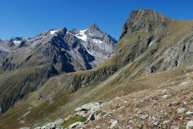 Abstiegsweg vom Kapuzinerjoch: Blick zum grünbewachsenen Sturpen, dahinter die Rofelewand im Kaunergrat