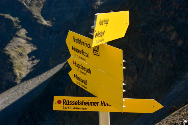 Wegeschilder auf Gahwinden