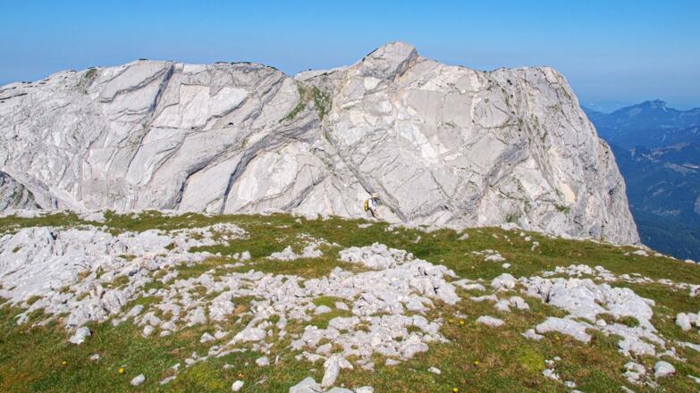Blick vom &quot;Elfer&quot; zum &quot;Zwölfer&quot;: einige sehr populäre Kletterrouten ziehen durch diese aufsteilenden Platten: &quot;Ulli, da Tankboden is insa&quot;