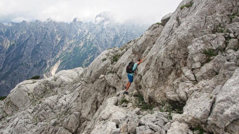 Neben leichtem Gehgelände sind teilweise auch kleinere Kletterstellen zu absolvieren(max. II)
