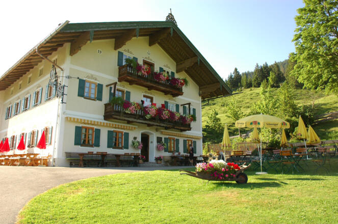 Rast- und Einkehrmöglichkeit sowie traumhafte Aussicht bietet das Bergcafé Sigl.  