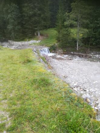 Wildes Wasser begleitet den Wanderer