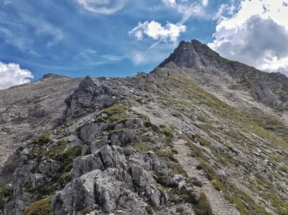 Schotteriges, ausgesetztes Gelände Richtung Meregg und Steirische Kalkspitze