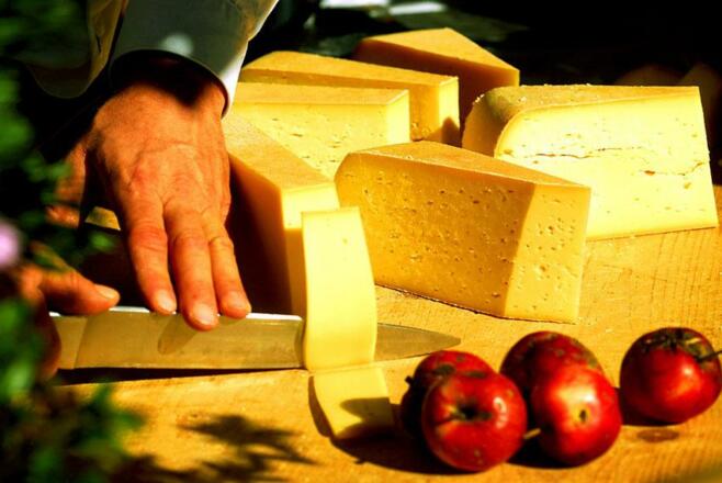 Beim Scharlernbauern in Hollersbach erhalten Sie Speck und Käse aus dem hauseigenen Hofladen.