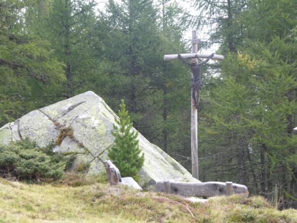 Kreuz an den Hühnerspielhütten