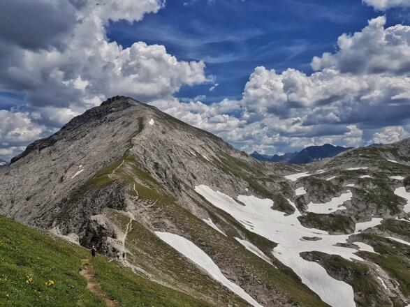 Blick zur Steirischen Kalkspitze, rechts die Akarscharte