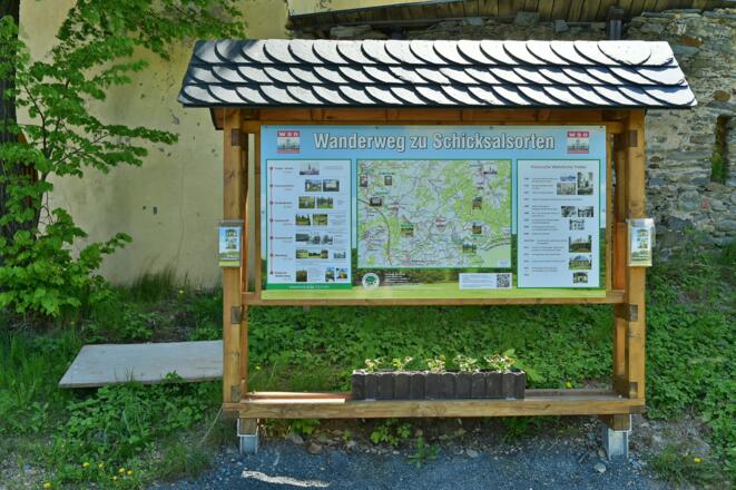 Übersichtstafel am Wanderweg zu den Schicksalsorten