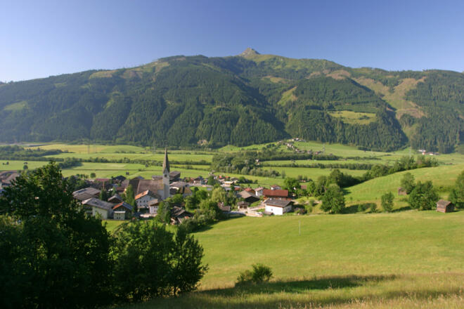 Blick über Stuhlfelden zum Scheibelberg. Von dort startet ihre Tour.