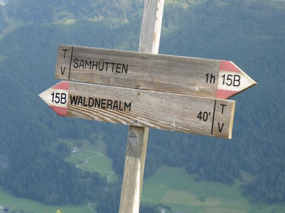Wegweiser am Almenweg zu den Samhütten