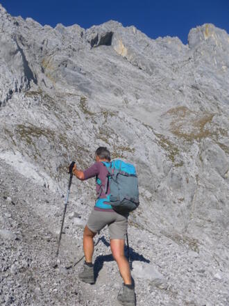 erstes Geröllfeld mit Ostflanke der Karlspitzen