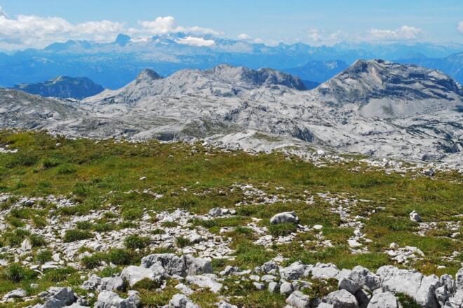 Blick vom Gipfel des Hebenkas auf das Plateau des Toten Gebirges – im Hintergrund der Dachstein