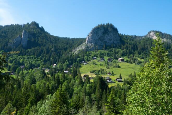 Blick auf das Bergdorf Ebnit