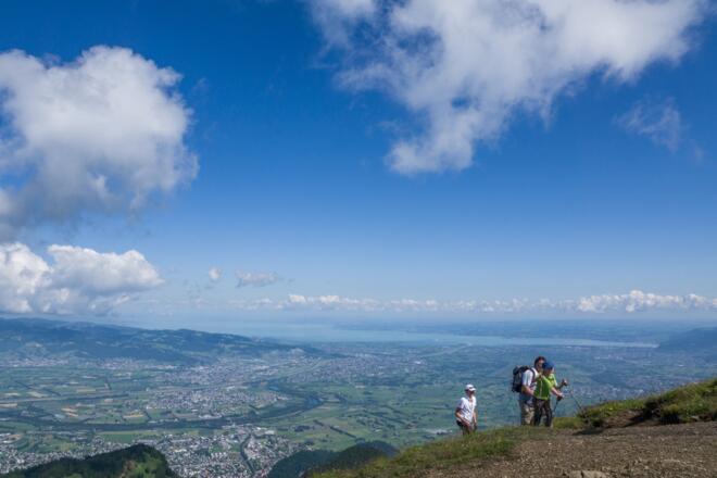 Blick von der Hohen Kugel auf Rheintal und Bodensee