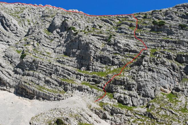 … führt durch Schwachstellen in den Felsbändern und dann am Grat entlang