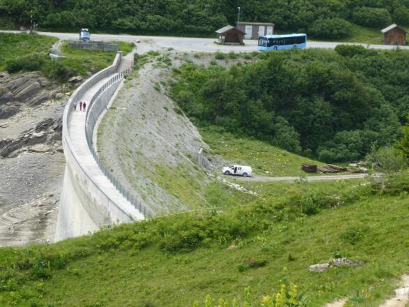 Staumauer und Bushaltestelle Spullersee