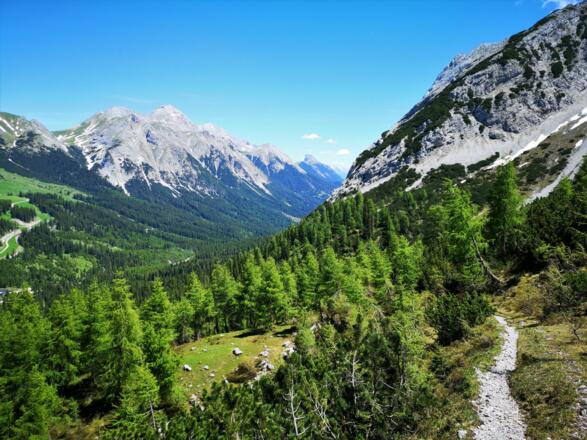 Der Steig hinab ins Gaistal besitzt ein angenehmes Gefälle bei wundervollen Ausblicken.