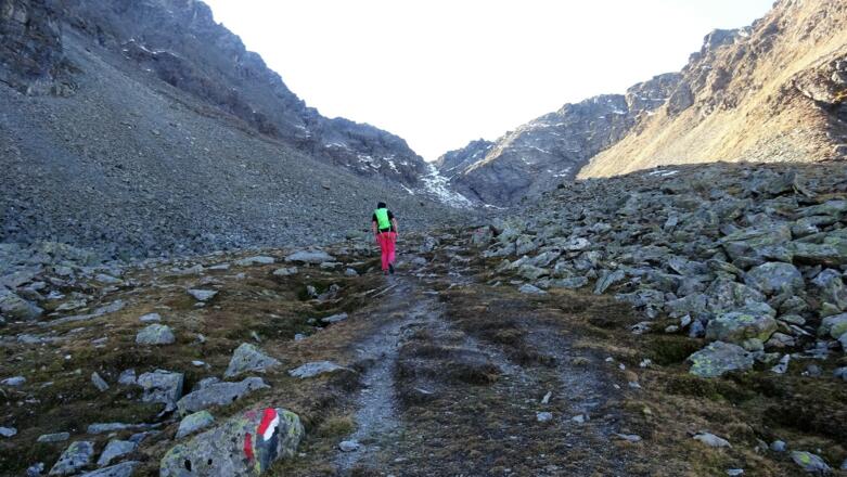 Auf gut markiertem Steig auf die kleine Scharte zu.