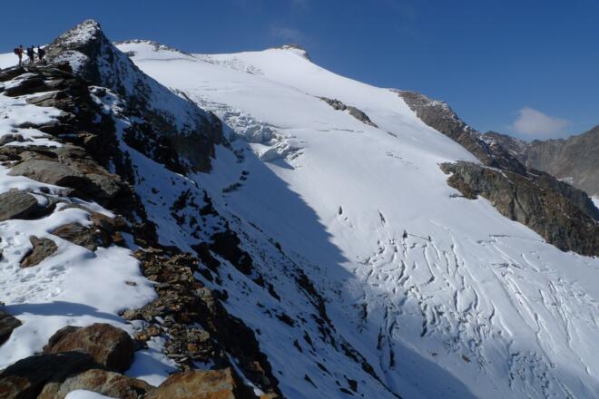 Geschickt angelegter Aufstieg mit Blick auf den Gipfel