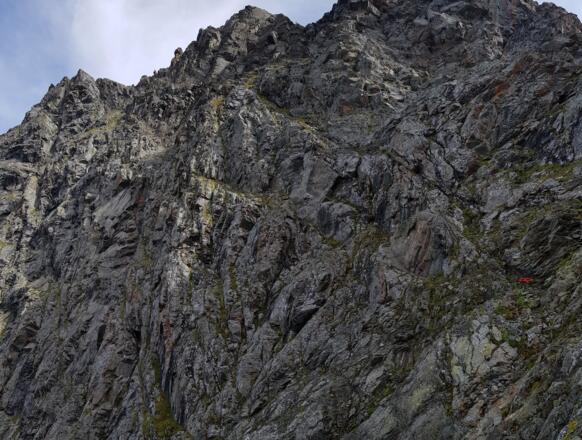 Beim Pfeil (Bei roter Markierung) rechts hinauf zum Grat