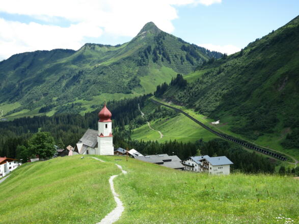 Damüls mit Zafernhorn. Rechts der Kirche erkennen wir die Lawinengalerie zum Faschinajoch, auf der ein Wanderweg verläuft.