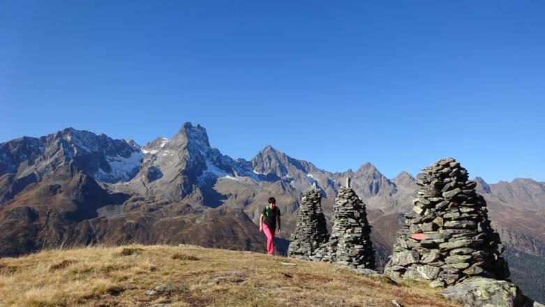 ... einer Jagdhütte (2248 m) und übermannsgroßen Steinmännern. Hinten die mächtige Rofelewand (3354 m).