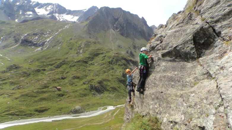 Der Quergang auf halber Höhe des Klettersteiges.