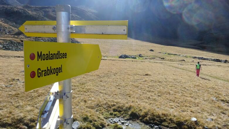 Weggabelung, links gehts zu Luibisscharte, Luibiskogel und Hauerseehütte, rechts zu unserem Ziel.