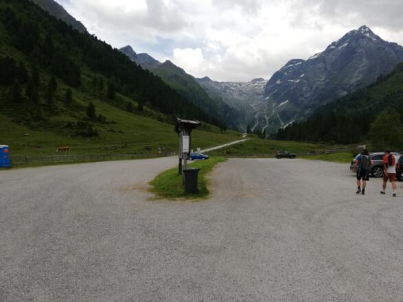 Parkplatz am Gasthof Lüsens