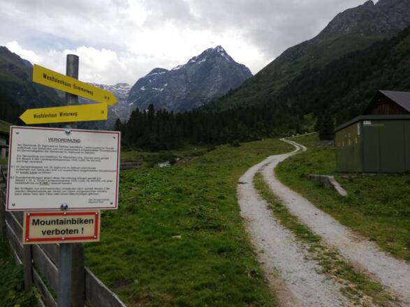 durchquert ein Weidegatter. Man folgt dem Fahrweg bis...