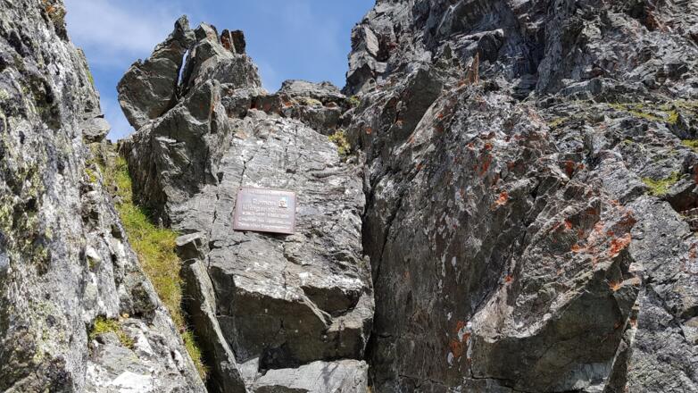 Zur anderen Seite des Grates