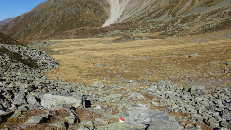 Blick hinab auf die Luibisböden, hinten der Unterstand.