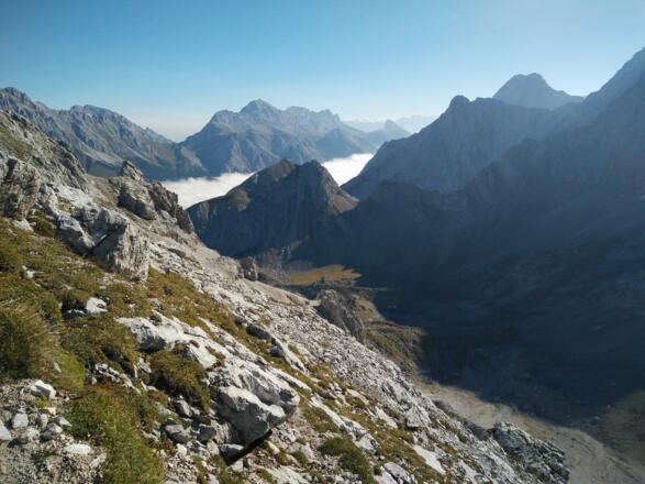 Das weitläufige Brendlkar wird vom Igelskopf mit der dazugehörigen Scharte nach Osten hin begrenzt.