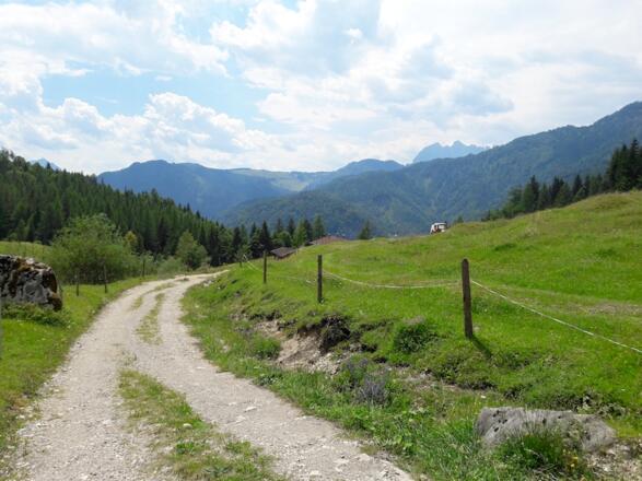 Fernsicht über die Hasenaualm hinweg (links Kitzbühler Horn, rechts Wilder Kaiser)