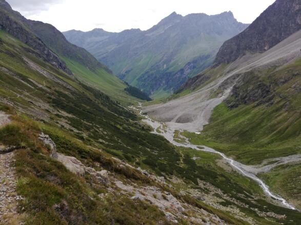 ab und zu sollte man einen Moment innehalten und die Aussicht ins Längental genießen.