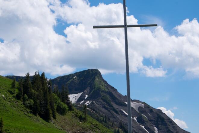 Gipfelkreuz des Hohen Freschen mit Kreuz der Binnelalpe